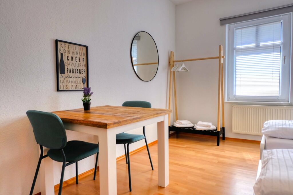 Ferienwohnung No. 5 Gästehaus Lehne - Sitzecke mit Kleiderstange