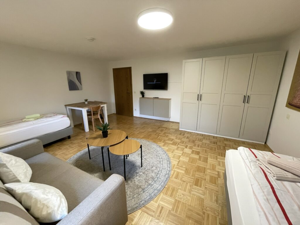 Gästehaus Lehne Ferienwohnung No. 4 - Großes Schlafzimmer mit Kleiderschrank