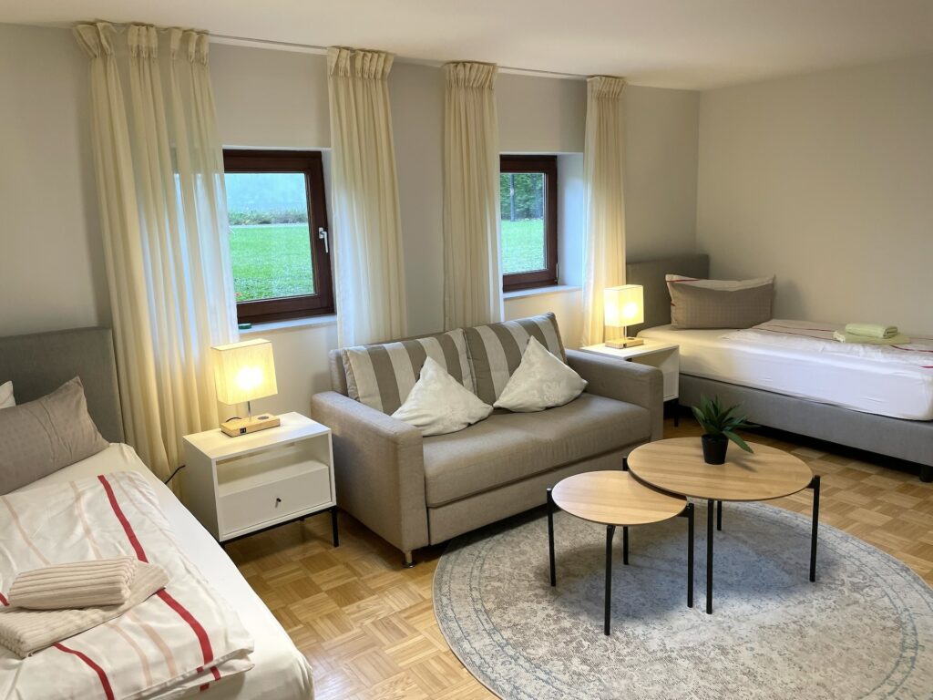 Gästehaus Lehne Ferienwohnung No. 4 - Großes Schlafzimmer mit Sofa